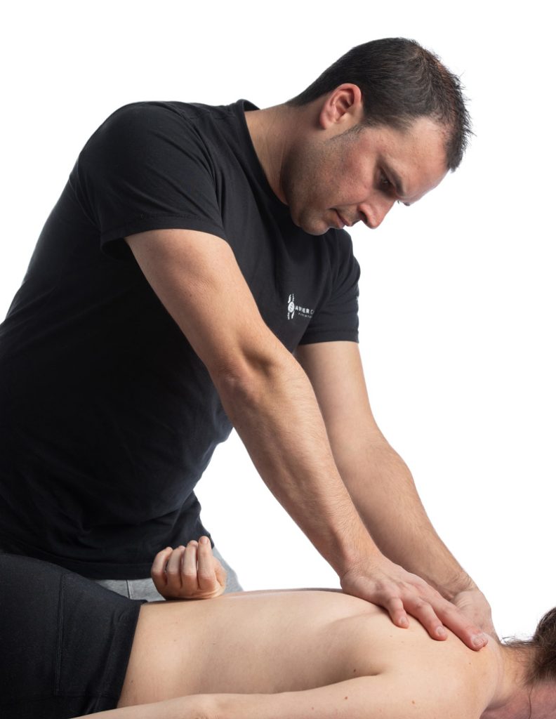 Javier Castro realizando masaje